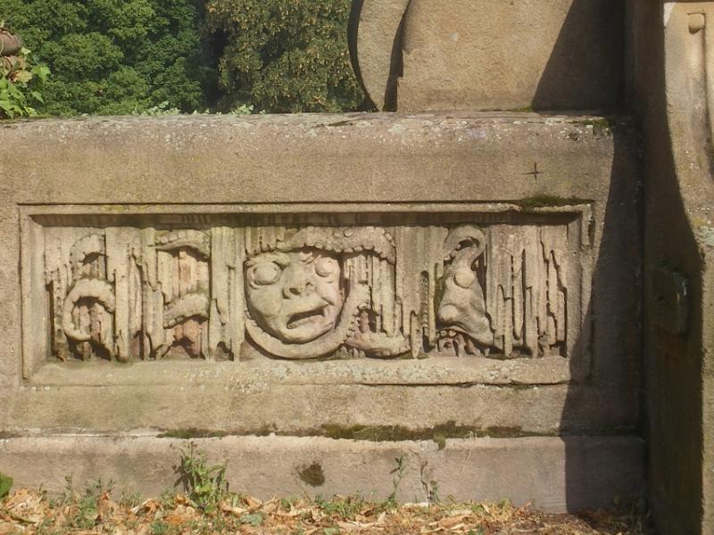 Esplanade. Bas-relief du banc. Photo Marc Heilig