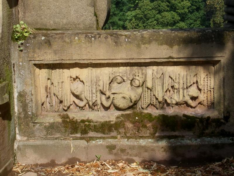 Esplanade. Bas-relief du banc. Photo Marc Heilig