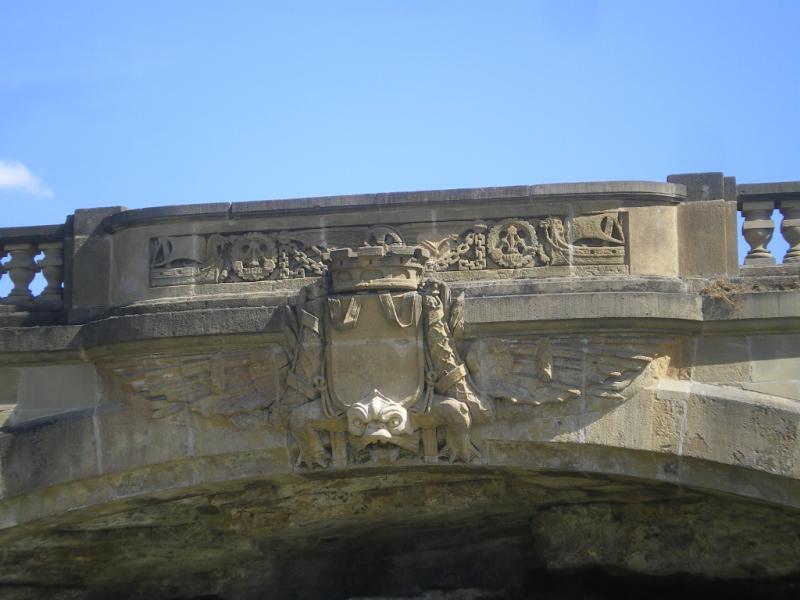 Grandes fontaines. Le commerce et l'écusson vide. Photo Marc Heilig